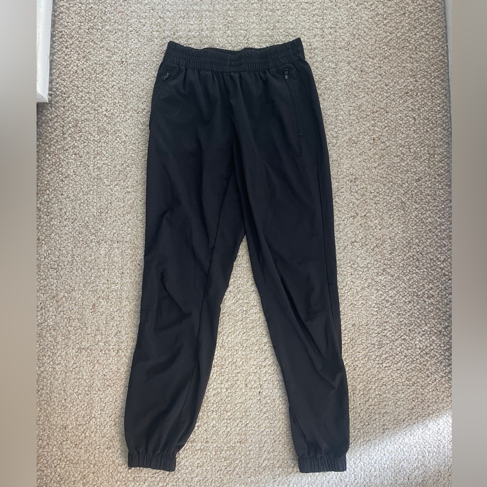 Aritzia TNA Joggers - breathable, light-weight, nylon feeling!